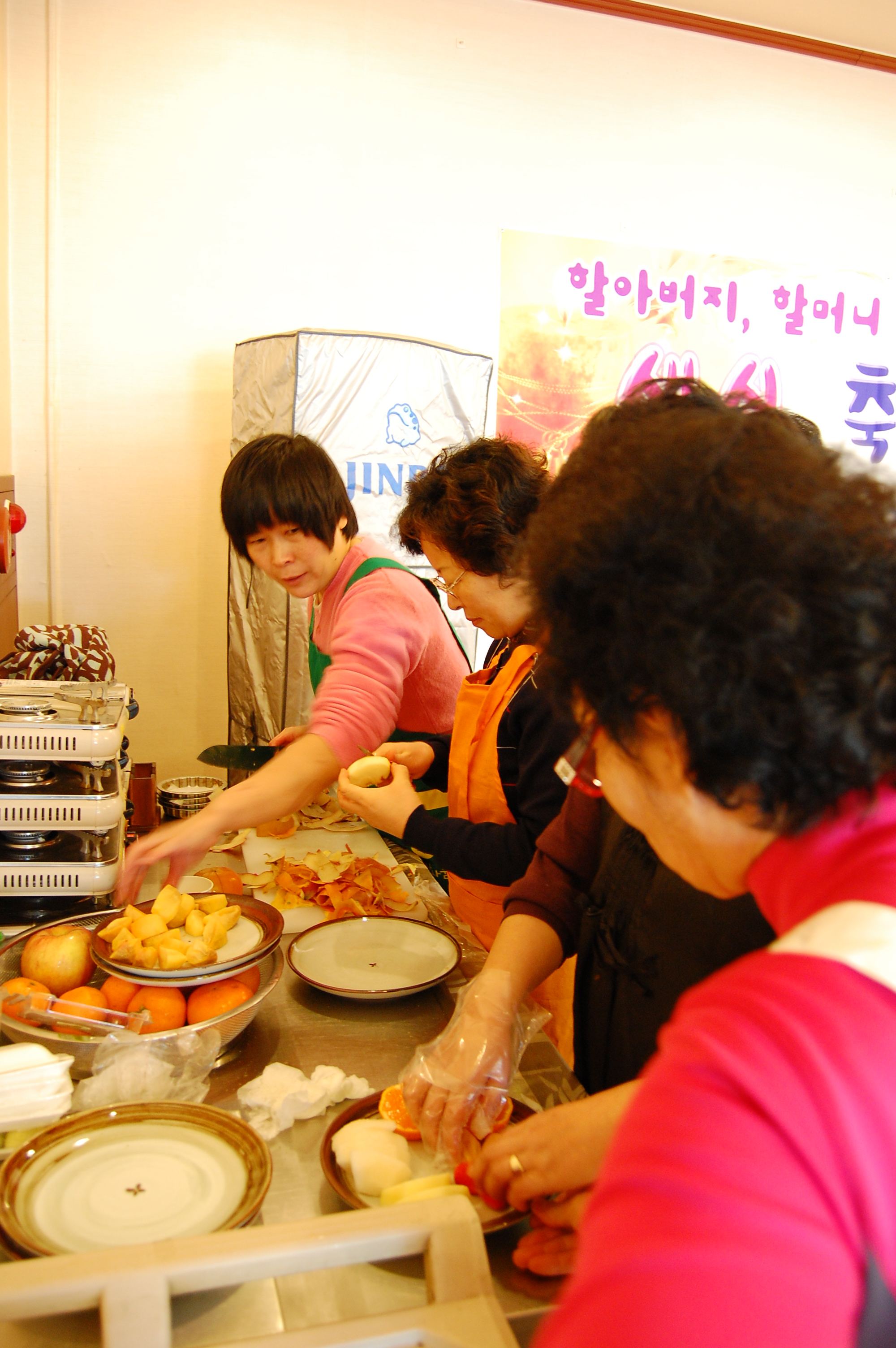 독거노인을 위한 생신상 음식 담는 모습