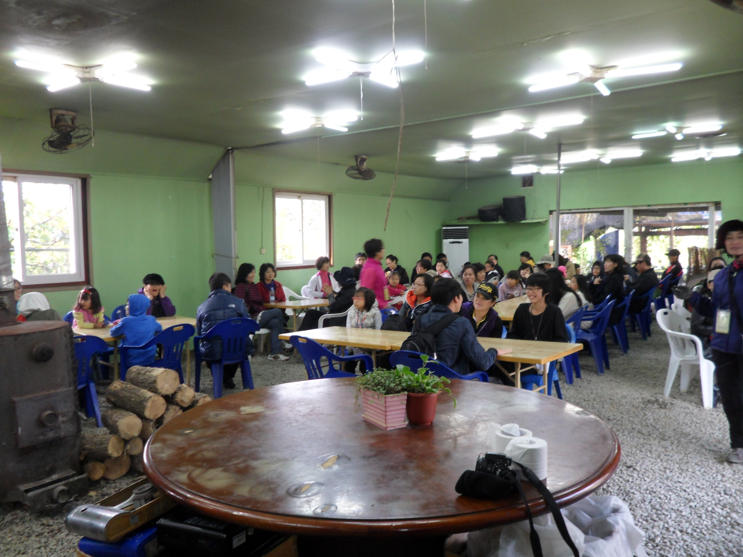 화분만들기, 화전만들기 등의 체험활동 모습