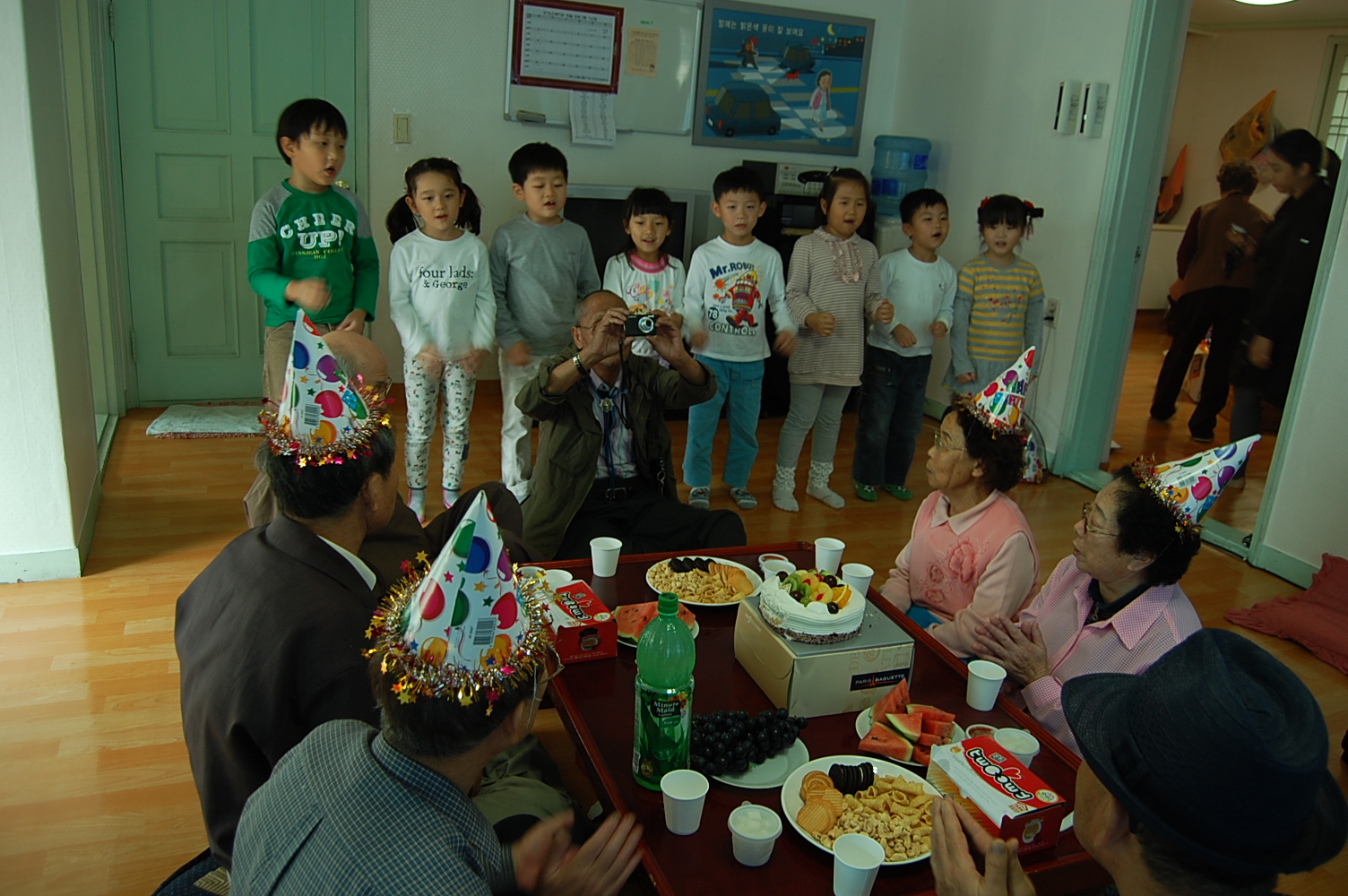 10월 생신잔치 미취학 아동 노래 부르기
