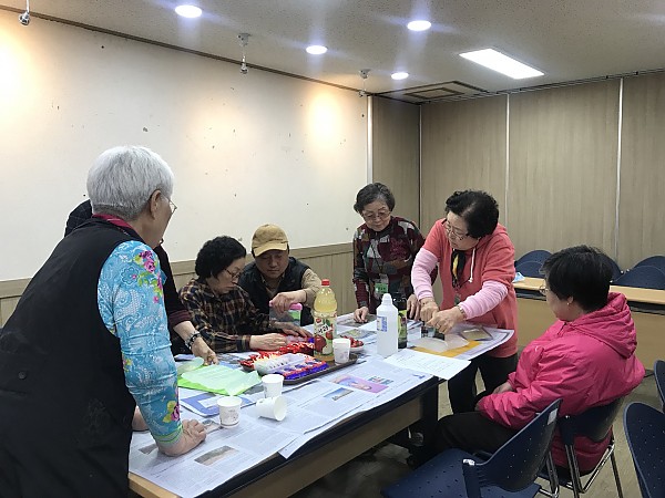 비누만드는 과정을 설명과 함께 도와주고 있는 사진