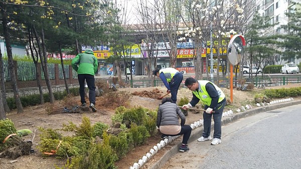 단지 내 화단 흙 고르기