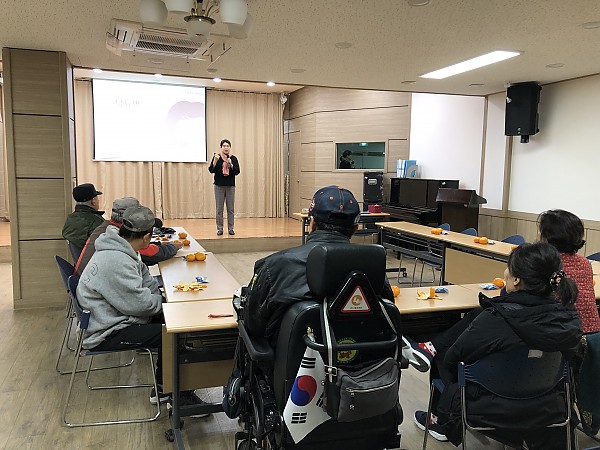 열심히 교육을 듣는 지역 주민들