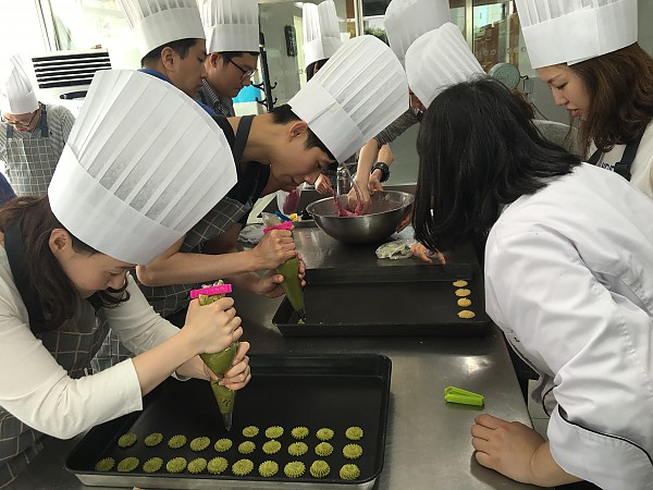 아시아나 임직원 릴레이 봉사활동 사랑의 빵 나눔 행사 