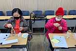 샴푸 만드는 회원 모습