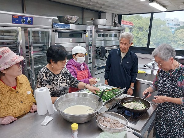 함께 부침개를 만드시는 어르신들의 모습