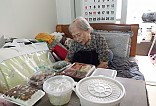 선물을 받고 웃음을 지으시는 어르신