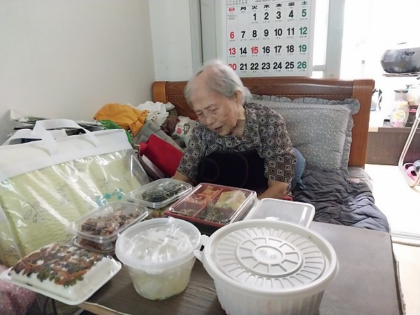 선물을 받고 웃음을 지으시는 어르신