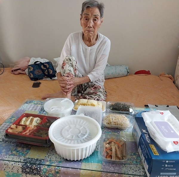 맛있게 먹고 기운을 내겠다 하시는 어르신