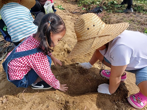 흙을 만지며 또래와 친해지는 아동들의 모습