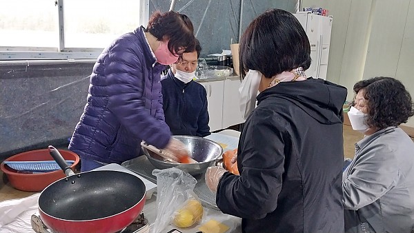 함께 요리하는 회원 사진