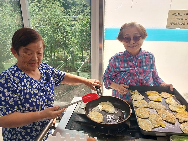 힘을 모아 재료를 준비하는 어르신들