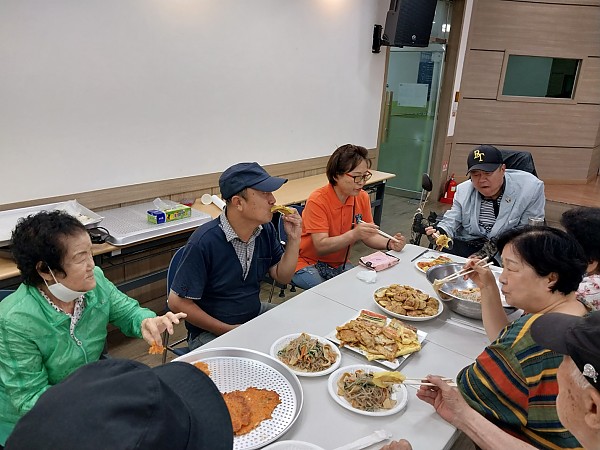 함께 음식 먹는 회원 사진