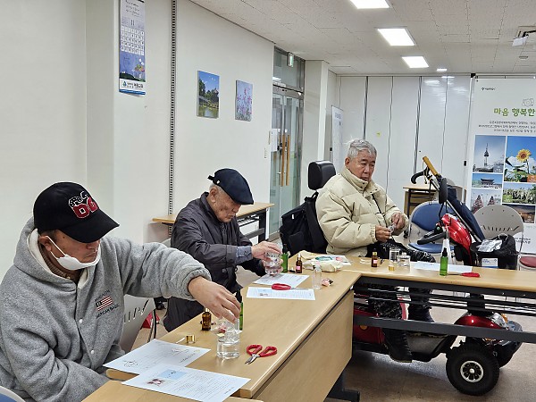 디퓨저 만드는 회원 사진