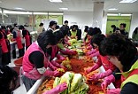 김장을 하고, 김치를 전달하는 자원봉사자분들의 모습