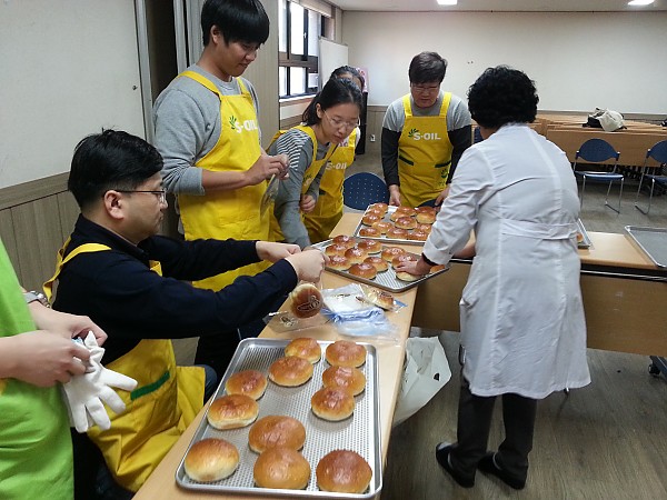 완성된 단팥빵을 포장하는 모습