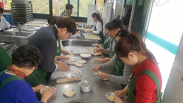 피자를 만들기위해 반죽을 접시 위에 올리는 모습