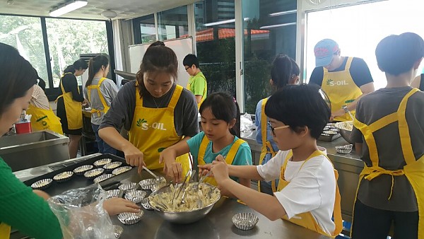 엄마와 아이가 함께 반죽을 담고있는 모습