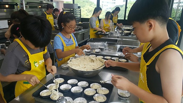 틀에 반죽을 담고 있는 모습