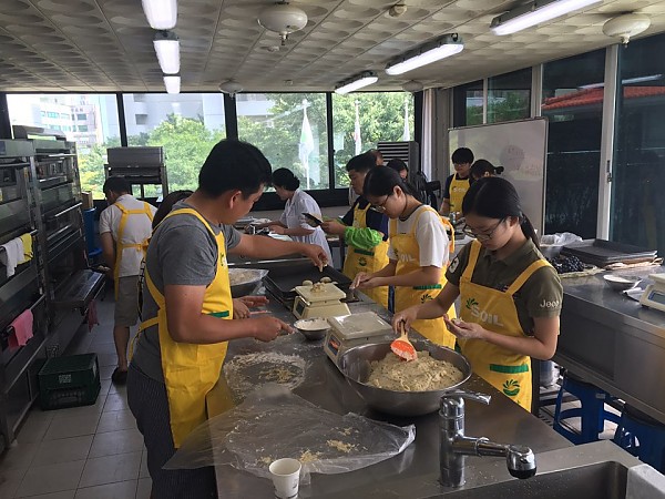 반죽을 계량하여 빵을 만들고 있는 모습