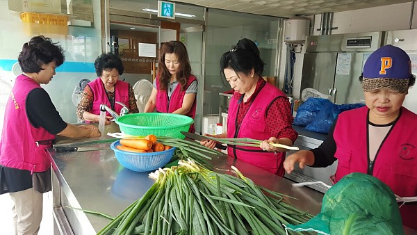 사랑의 영양식을 만들고 있는 아름다운 봉사대