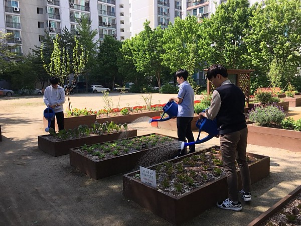 텃밭 물주기 봉사