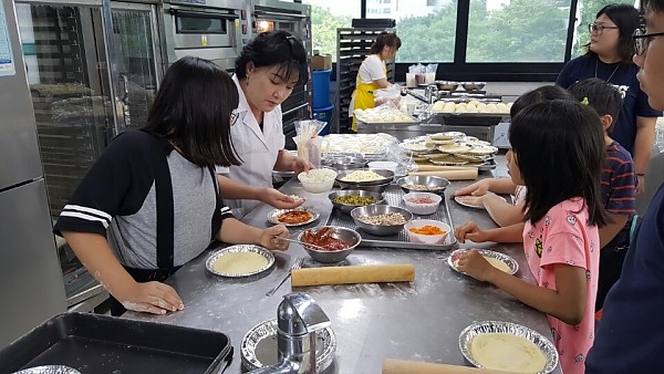 제빵선생님의 말씀을 열심히 듣고있는 아이들