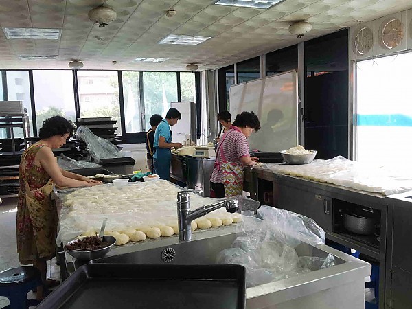 9월 나눔의 빵을 만드는 제빵 봉사자들