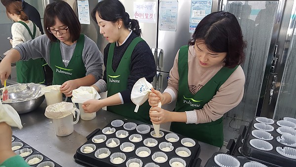 반죽을 틀에 넣는 모습