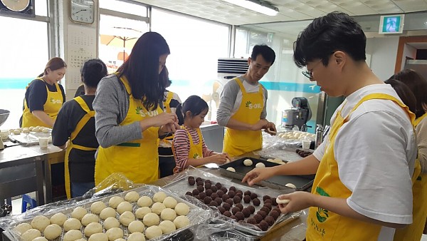 반죽에 단팥 소를 넣는 모습