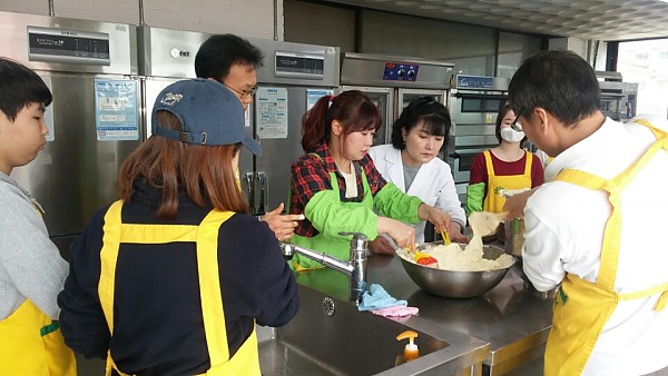 달걀과 밀가루를 넣고 반죽을 만들어요