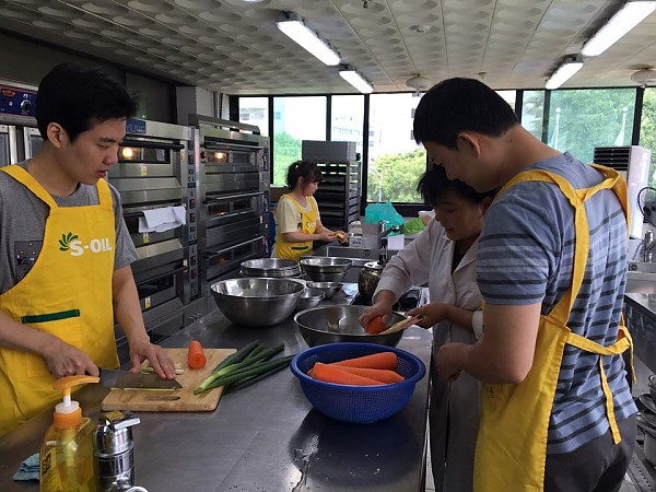 야채롤빵을 만들기 위해  파와 당근을 썰고있는 모습