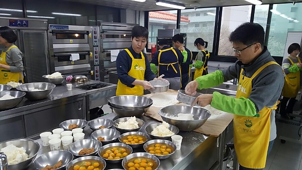 고운 입자를 위해 중력분을 채에 거르고 있네요!