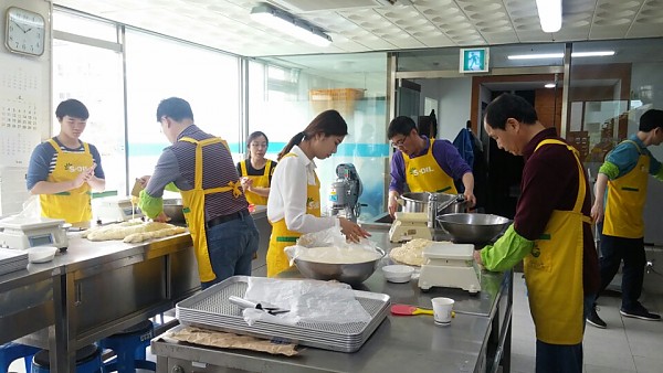 소시지와 단팥빵을 만들기 위해 반죽을 하는 모습