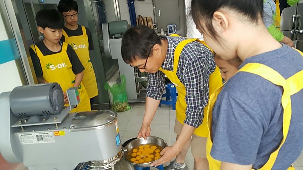 아이들에게 반죽하는 법을 알려주고 계세요~!